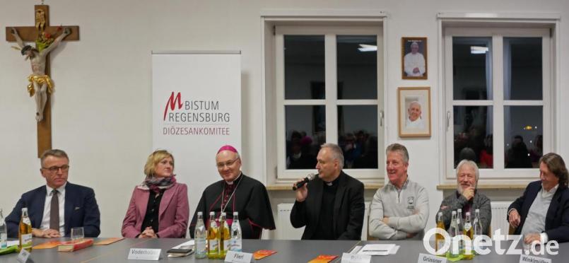 Machten sich Gedanken zur Passion Bürgermeister Franz Stahl, Pfarrerin Stefanie Schön, Bischof Rudolf Voderholzer, Stadtpfarrer Georg Flierl, Vinzenz Rahn, Manfred Grüssner und Florian Winklmüller (von links). Bild: tr