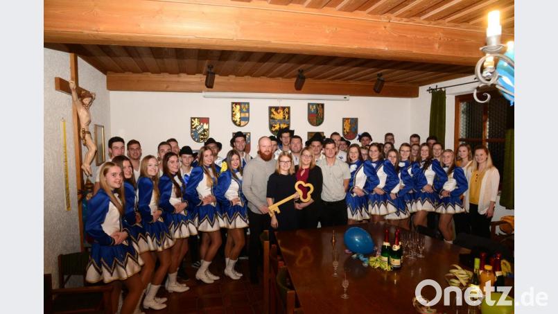 Das neue Faschingsprinzenpaar Philipp I. und Andrea IV. (links) hat den Rathausschlüssel vom bisherigen Prinzenpaar René I. und Alexandra II. übernommen. Im Sitzungssaal des Pleysteiner Rathauses erschallt am Freitagabend unüberhörbar das dreifache "Pulver-Helau". Bild: bey