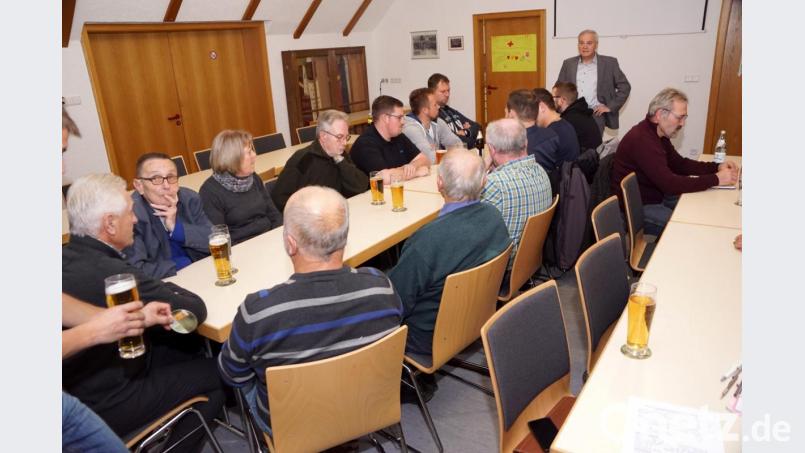 Kleine Probleme bewegten bei der Bürgerversammlung die Kulmainer. Ein Grund, im Rathaus wird gut gearbeitet.
Im Hintergrund Bürgermeister Günter Kopp (stehend). Ausführlich berichtete er aus dem Rathaus. Bild: bkr