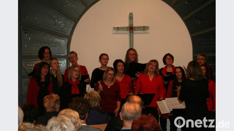Der Gospelchor „Just for Joy“ bei seinem Auftritt in Waldershof. Bild: fpoz