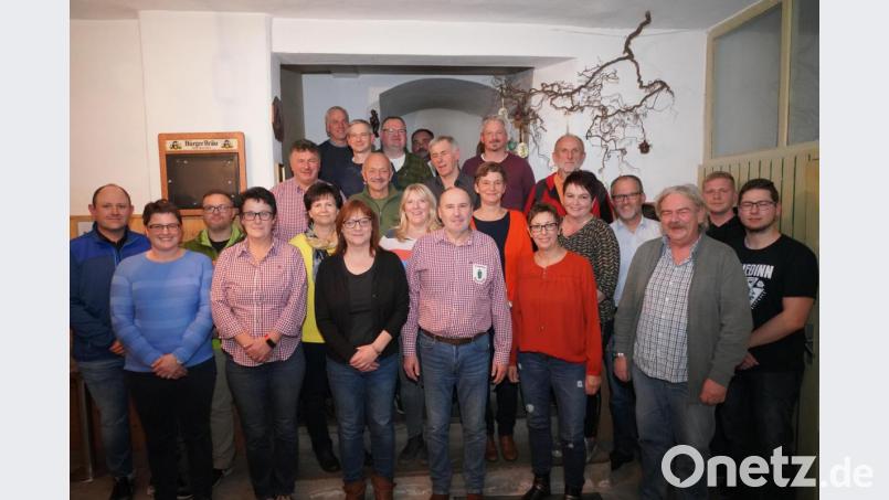 Roman Bauer (vorne, Mitte), Petra Reil (Vierte von links) und Christian Gallitzendörfer (Zweiter von rechts) führen weiterhin den größten Verein in der Marktgemeinde Bild: fvo