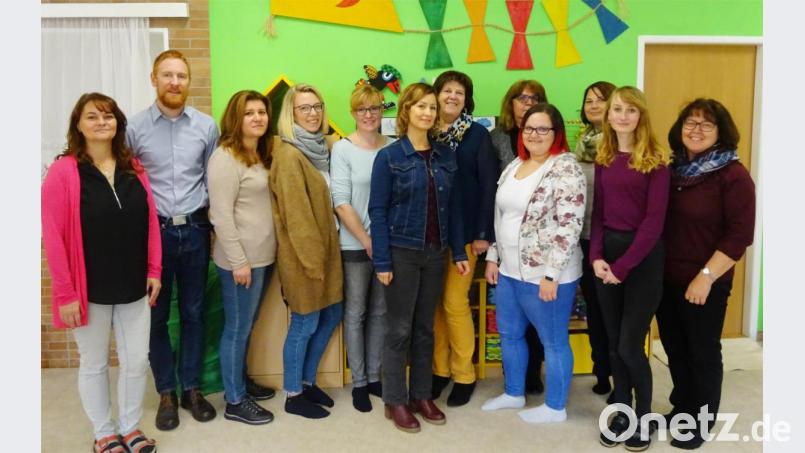 Treffen der Mitarbeiterinnen beider Einrichtungen. Mit auf dem Bild Pfarrer Christoph Zeh (Zweiter von links) und Kindergartenleiterin Brunhilde Minnich (Sechste von rechts) sowie Lehrerin Lenka Uschold (Sechste von links). Bild: njn