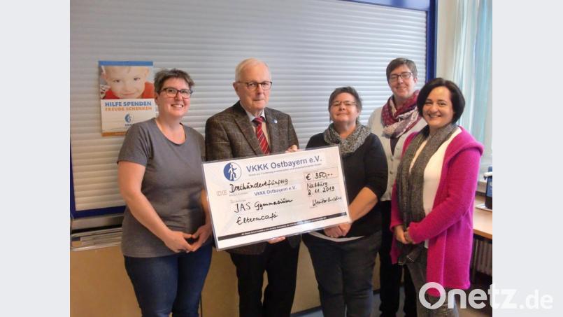 Einen Scheck in Höhe von 350 Euro überreichten Rosmarie Seegerer, Waltraud Maunz, Anja Wiesner und Christine Wesnitzer an Hans Osterholt vom Verein zur Förderung krebskranker und körperbehinderter Kinder Ostbayern e.V. Bild: aub