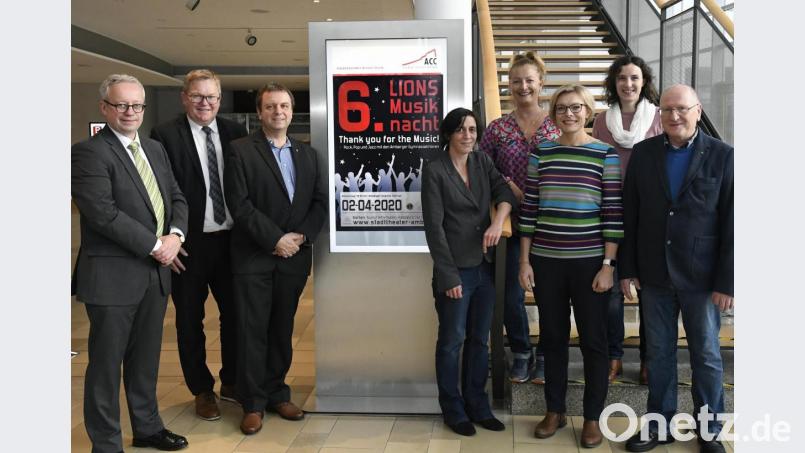 Gut sechs Monate vor der sechsten Lions-Musik-Nacht freuen sich (von links) Kulturreferent Fabian Kern, Oberbürgermeister Michael Cerny, Lions-Präsident Andreas Herrmann, Barbara Cosima Frey vom Kulturamt und die vier Chorleiter der Gymnasien (Michaela Treese, MRG; Christine Uhle, EG; Anja Onasch, GMG und Franz Hanauska, DJDG) auf die Veranstaltung. Bild: Petra Hartl