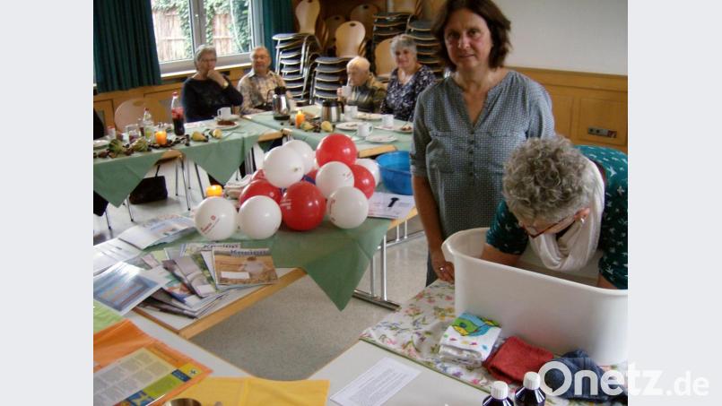 Praktische, leicht wiederholbare „Kneippsche Anwendungen für zu Hause“ zeigte Kneipp- und Gesundheitstrainerin Ute Übler bei der AOVE-Angehörigengruppe. Bild: Erika Brönner