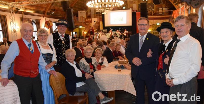 Die Schmidmühlener und die Amberger haben ihren Hut für die Ausrichtung des Landsmannschaftstreffen in München schon in den Ring geworfen. Von Links Erwin Holler, der Vorsitzende der Landsmannschaft der Schmidmühlener, die Bürgermeister Peter Braun und Martin Preuß sowie Therese Thum von der Schmidmühlener Landsmannschaft in München und Albin Koller, Markt Schmidmühlenzusammen mit den Schmidmühlener Teilnehmern. Bild: bö