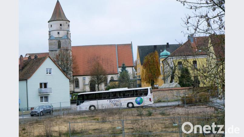 Noch wächst Unkraut auf dem Gelände des ehemaligen Feuerwehrhauses. Nach dem Erwerb durch die Katholischen Pfarrgemeinde und der Zustimmung der Diözese zum Fianzierungsplan rechnen Stadtpfarrer und Kirchenverwaltung für das neue Pfarrheim mit einem Baubeginn im nächsten Jahr. Bild: do
