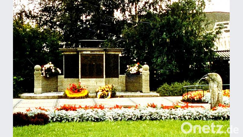 Das Bild zeigt das Kriegerdenkmal, das vor 50 Jahren in die Grünanlage in der Dr.-Carl-Eibes-Straße versetzt wurde, und zwar in &quot;modernisierter Form&quot; ohne den &quot;Michl&quot; und stattdessen mit Schale, die damals weder die Zustimmung der Krieger- und Soldatenkameradschaft noch großer Teile der Bevölkerung fand Bild: sh