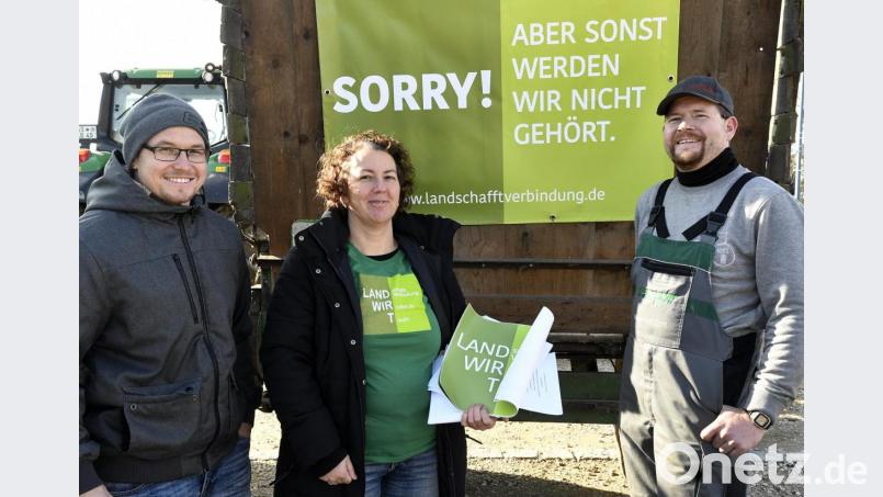 Simon Donhauser (von links), Carmen Pamler und Philipp Grünbauer unterstützen die Bewegung &quot;Land schafft Verbindung&quot;. Bild: Petra Hartl