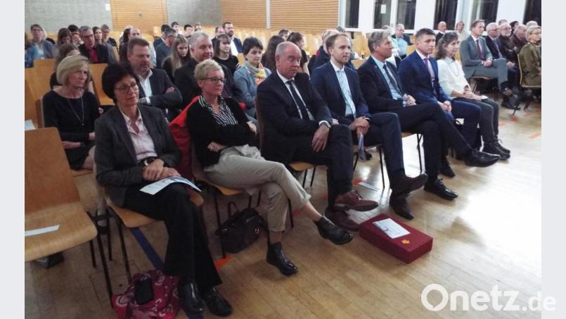 Amtseinführung in Kümmersbruck (von links): Rektorin Eva Hampel (Grundschule Kümmersbruck), Michaela Bergmann (Personalratsvorsitzende) Bgm Roland Strehl, Schultrat Stephan Tischer, Konrektor Peter Rösch, Florian Fuchs und Sonja Diarian (Sekretärin Mittelschule). Bild: e