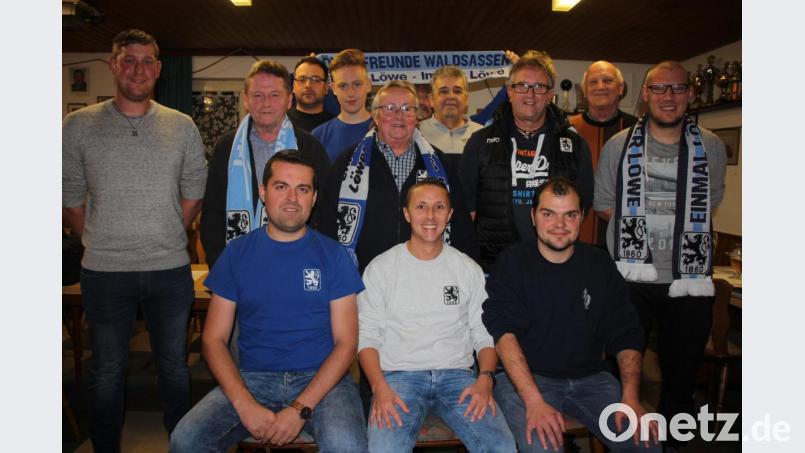 Neuwahlen standen bei den &quot;Löwenfreunden&quot; Waldsassen an. Im Bild (sitzend, von links) Markus Schwägerl, Vorstandssprecher Benjamin Heller und Rupert Gruber sowie (stehend, von links) Andreas Leiß, Klaus Birkner, Stefan Bäumler, Andreas Schnurrer, Reinhard Heller, Hermann Bayerl, Werner Ernstberger, Alfred Koch und Christian Heß. Bild: kro