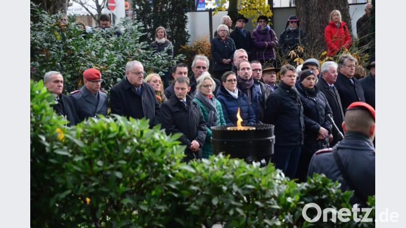Soldaten, Polizei, Rettungsdienste, Verbände, Kirche und Politiker gedachten am Sonntagvormittag in der Konrad-Adenauer-Anlage den Opfern der beiden Weltkriege, der Vertreibung und der Gewaltherrschaft. Bild: Kunz