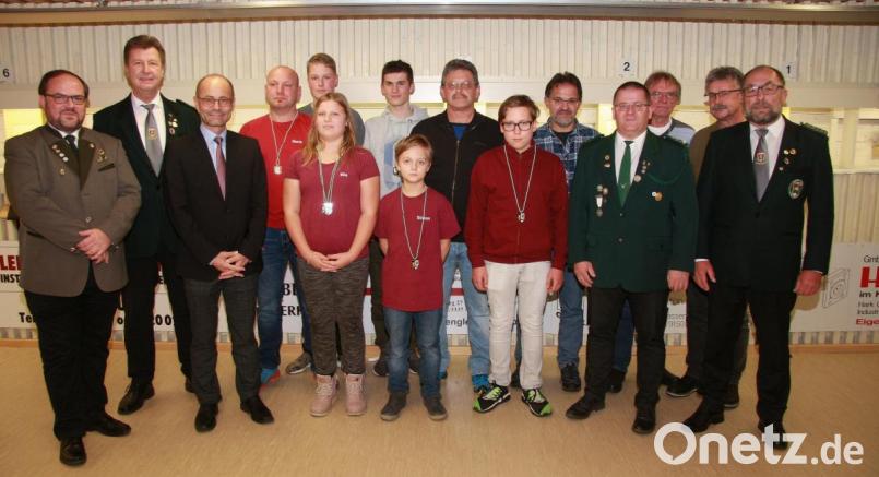 Die Landkreis-Wettbewerbe im Bogenschießen wurden in Wiesau ausgetragen. Die Siegerehrung in Fuchsmühl nahmen Wolfgang Weiß (rechts) und stellvertretender Landrat Alfred Scheidler (Dritter von links) vor. Bild: wro
