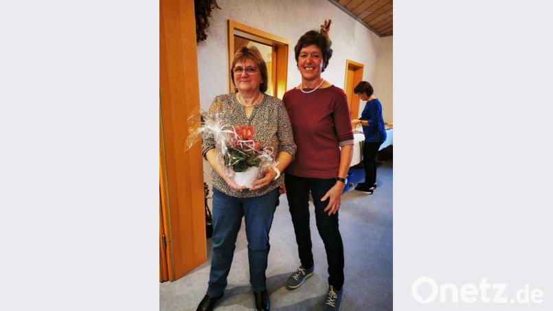 Christa Träger (rechts) bedankt sich bei Anni Lautenbacher für die heiteren Geschichten, mit denen sie beim Frühstück des Ortsverbands Riggau der Landfrauen unterhält. Bild: whw