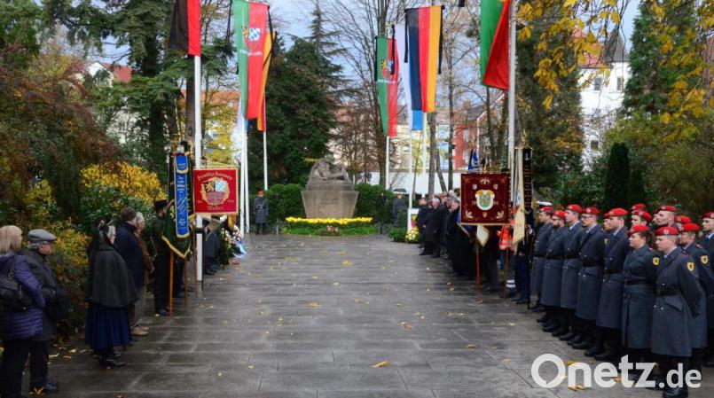 Soldaten, Polizei, Rettungsdienste, Verbände, Kirche und Politiker gedachten am Sonntagvormittag in der Konrad-Adenauer-Anlage den Opfern der beiden Weltkriege, der Vertreibung und der Gewaltherrschaft. Bild: Kunz