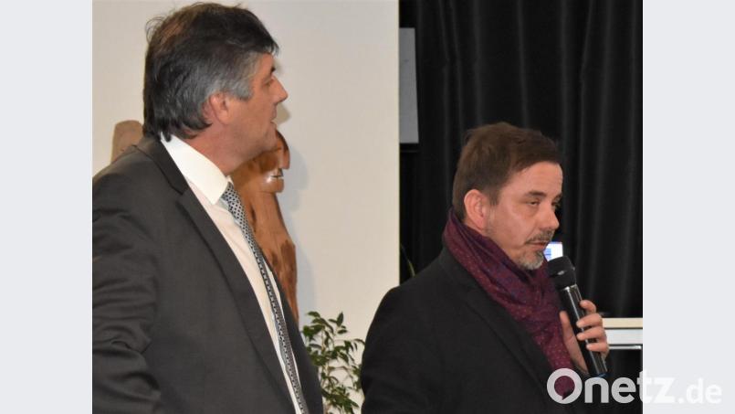 Architekt Reinhold Krausch (rechts) erläutert die Einzelheiten bei der aufwendigen Sanierung der Stadthalle. Bild: rgr