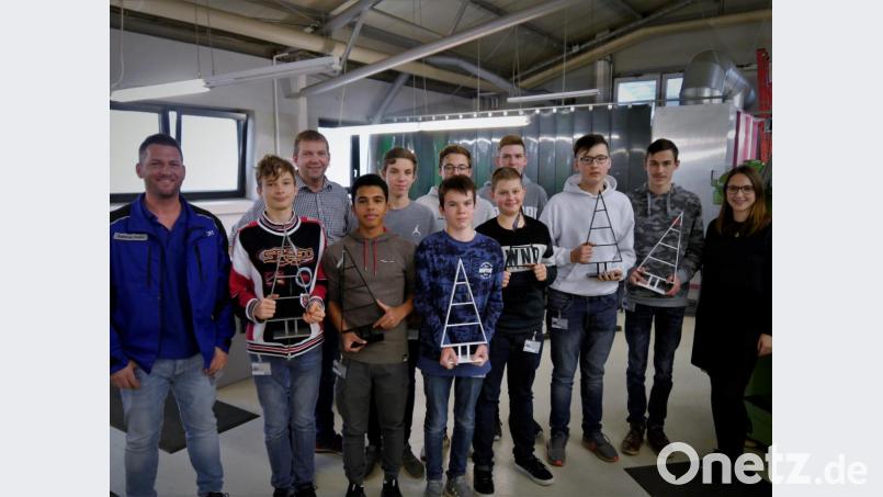 Ausbilder André Brandner (links), Fachoberlehrer Leonhard Fütterer (3. v. l.) und Ausbildungsleiterin Anja Eckert (rechts) mit den Technik-Schülern der 9. Klasse von der Mittelschule Mitterteich. Bild: exb/SCHOTT AG