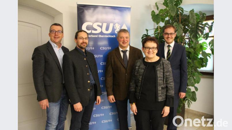 Herbert Uschold (Mitte) soll für die CSU Oberviechtach als Bürgermeisterkandidat in den Wahlkampf gehen. Erfreut über seine Bereitschaft sind die Vorsitzenden des Ortsverbands (von links) Christian Schneider, Alexander Ried, Barbara Ruhland und Tobias Ehrenfried. Bild: exb