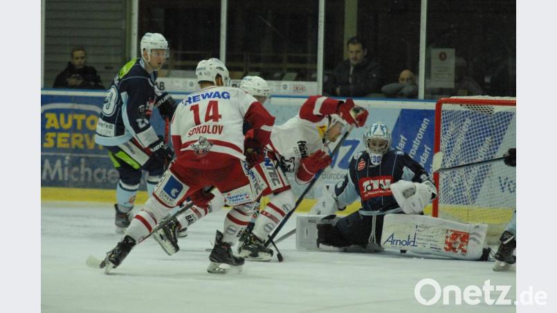 Gefahr vor dem Kasten von Devils-Goalie Daniel Filimonow, der am Sonntag im Oberpfalzderby gegen den EV Regensburg eine großartige Leistung bot. Die Weidener gewannen die Partie mit 4:3 nach Verlängerung. Bild: gb
