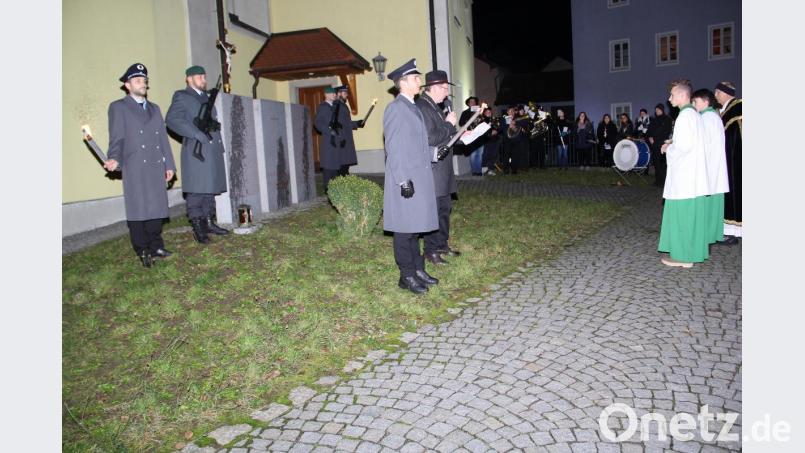 In einer beeindruckenden Ansprache richtete Bürgermeister Martin Prey mahnende und fordernde Worte an die Versammelten beim Gedenken an die Gefallenen vor dem Kriegerdenkmal. Bild: boj