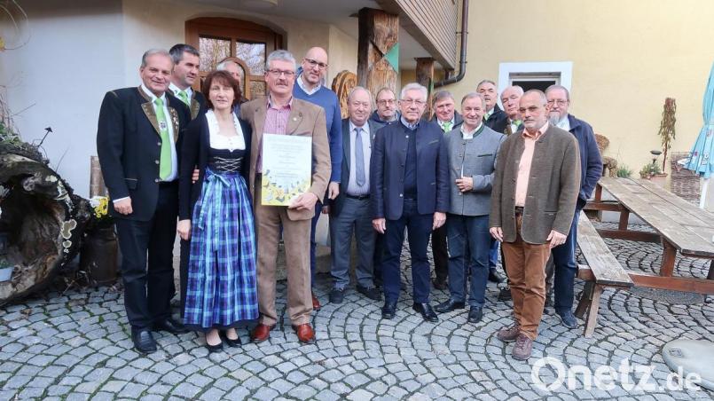 Einen großen Bahnhof bereiteten Abordnungen von Fachverbänden, Freunde und Vorgesetzte Josef Hanauer (vorne, Dritter von links) zu seinem 60. Geburtstag. Der Tierliebhaber und engagierte Kleintierzüchter freute sich zusammen mit Ehefrau Maria (vorne, Zweite von links) über viele Glückwünsche. Bild: bsc