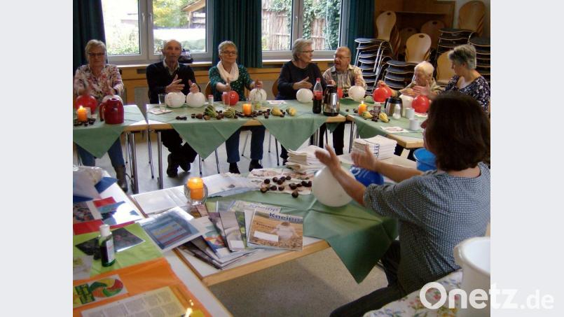 Praktische, leicht wiederholbare „Kneippsche Anwendungen für zu Hause“ zeigte Kneipp- und Gesundheitstrainerin Ute Übler bei der AOVE-Angehörigengruppe. Bild: Erika Brönner