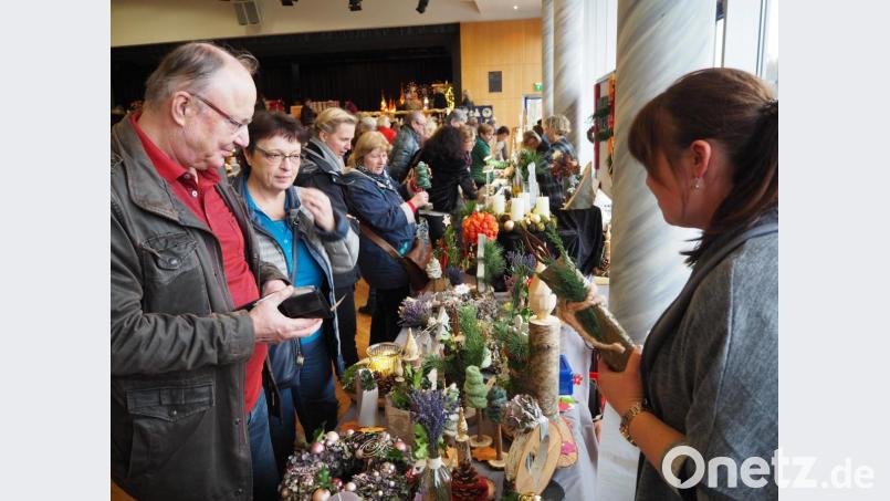 Kreative Weihnachtsgestecke kommen zur rechten Zeit. Bild: krb