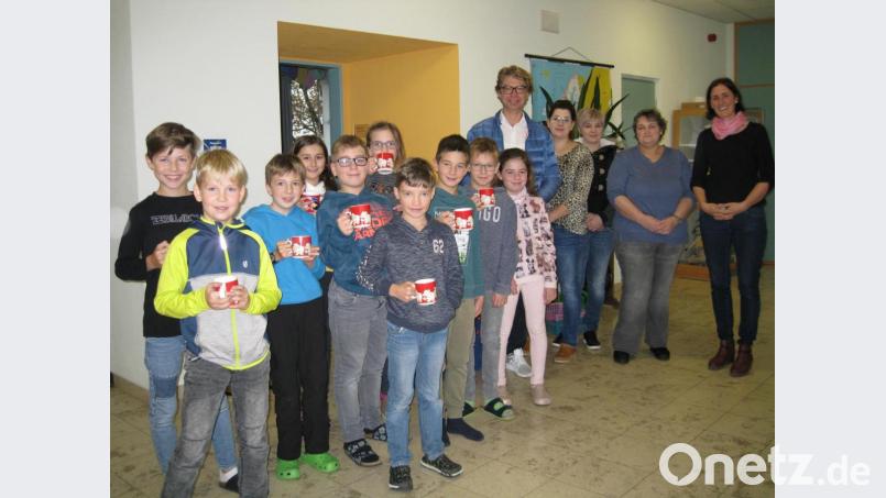 Peter Andritzky (Mitte) spendete 500 Euro, so dass es weiterhin einmal pro Woche warme Getränke an der Grundschule Konnersreuth gibt. Dafür dankten Schulleiterin Johanna Reger (rechts) und der Elternbeirat um Vorsitzende Sieglinde Mayer (Zweite von rechts). Bild: jr