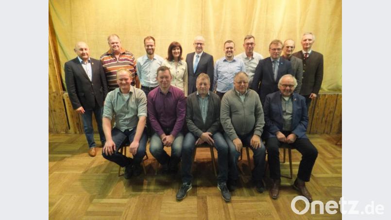 CSU-Kreisvorsitzender Harald Schwartz (rechts) gratulierte den CSU-Gemeinderatskandidaten und Bürgermeisterkandidat Bernhard Lindner (Mitte, stehend). Bild: ibj