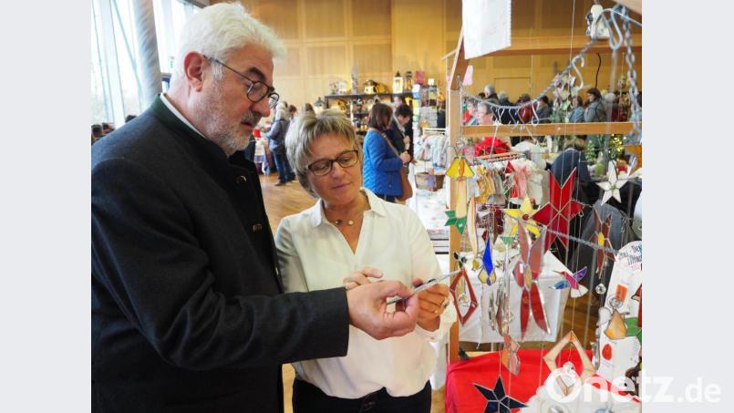 Kunst zum Anfassen gibt es beim Hobbykünstlermarkt. Bürgermeister Rupert Troppmann macht sich wie hunderte Besucher an den Ständen ein Bild. Bild: krb