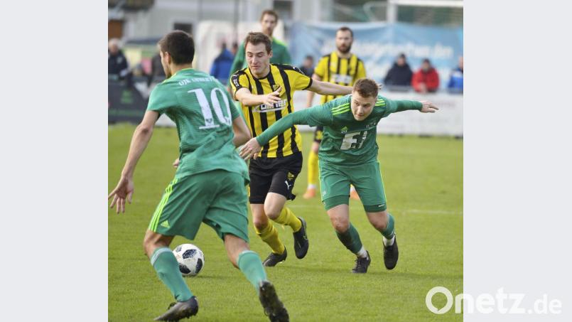 Die Ammerthaler Spieler hatten gegen die pfeilschnellen Vilzinger Schwerstarbeit zu verrichten. In dieser Szene versucht Konstantin Keilholz (Dritter von links) an Franz Wendl dranzubleiben. Im Hintergrund Ivan Milicevic, der die Gäste mit einem Lupfer in Führung brachte, links vorne der Schütze zum 1:1-Ausgleich, Christian Schrödl. Bild: Hubert Ziegler