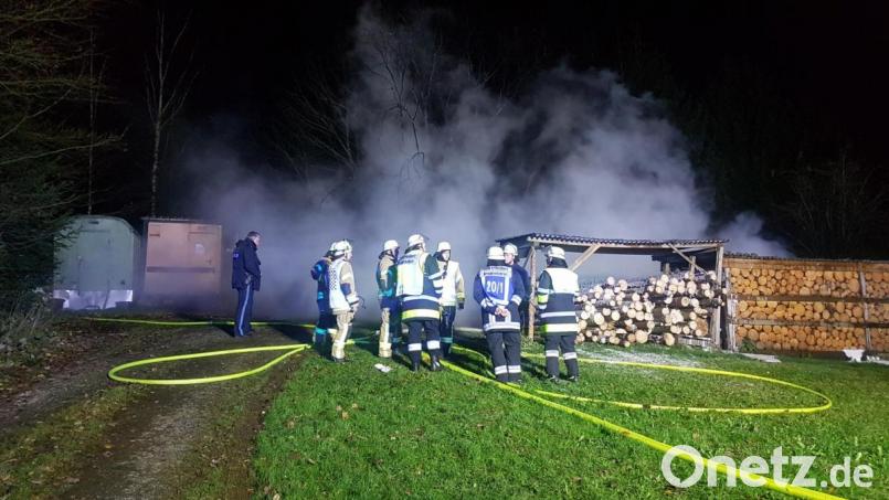 Bei einem Brand in Erbendorf am Donnerstagabend sind mehrere Ställe und Schuppen abgebrannt. Die dort untergebrachten Hasen und Geflügel konnten nicht alle gerettet werden. Bild: rw