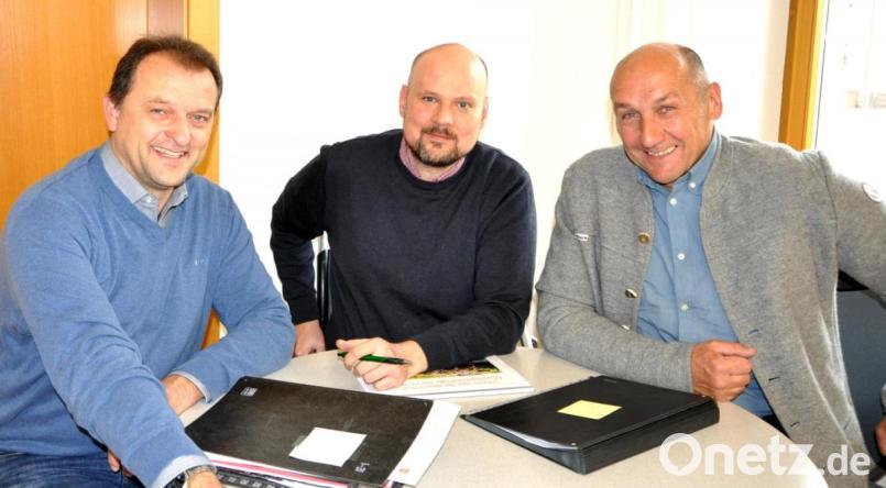 Der neue Geschäftsleiter der VG Tännesberg und Leuchtenberg heißt Lothar Kipp (Mitte). An seinem neuen Arbeitsplatz begrüßten ihn Bürgermeister Max Völkl (rechts) und Bürgermeister Anton Kappl (links). Bild: es