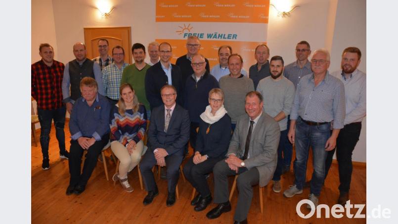Ihre Listenkandidaten nominierten am Samstag die Freien Wähler Konnersreuth. Im Bild (sitzend, von links) Edwin Pfohl, Natalie Lochner, Max Bindl, Beate Thoma und Reinhard Wurm sowie (stehend, von links) Florian Schaumberger, Markus Konrad, Norbert Neumann, Klaus Richtmann, Anton Lang, Hugo Hofmann, Landratskandidat Ely Eibisch, Robert Günthner, Reinhard Ernstberger, Stefan Siller, Richard Schiedeck, Lorenz Haberkorn, Michael Schiedeck, Siegfried Schiml, Gerhard Haberkorn und Maximilian Haberkorn. Bild: jr