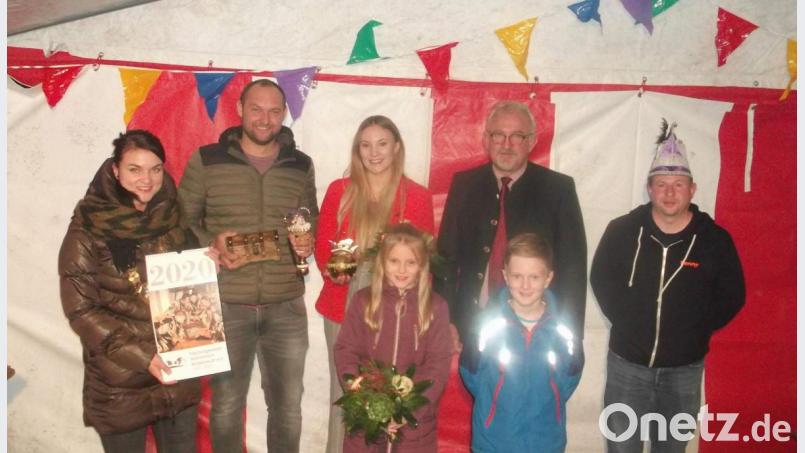 Präsidentin Eva Frischholz (von links), Prinz Benjamin I., Prinzessin Annalena I., Bürgermeister Rudolf Schopper, Vorstand Benjamin Bonczyk und (vorne, von links.) Kinderprinzessin Eva I. und Kinderprinz Maximilian I. starten in die Jubiläumssaison. Bild: trj