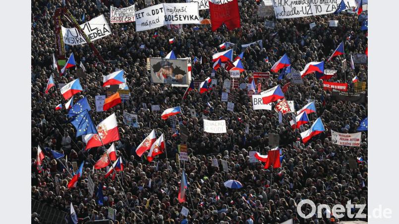 Rund 250.000 Menschen forderten unmittelbar vor dem 30. Jahrestag der Samtenen Revolution in Prag Ministerpräsident Andrej Babiš zum Rücktritt auf. Bild: Petr David Josek/AP/dpa