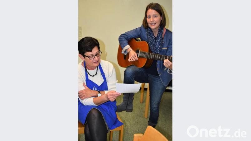 Zu Gitarrenbegleitung von Kathrin Karban-Völkl sangen die Teilnehmer am Seniorennachmittag. Bild: rgr
