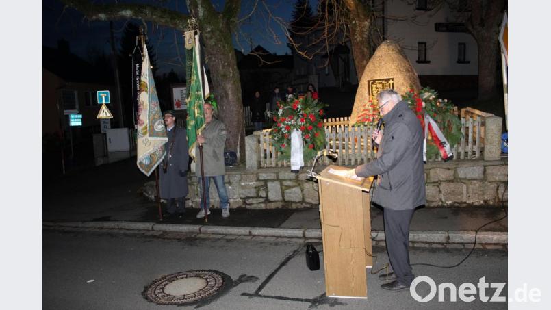 Am Kriegerdenkmal in Grünlas erinnerte Bürgermeister Manfred Kratzer an die beiden Weltkriege. Bild: soj
