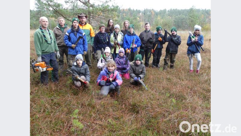 "Schwer bewaffnet" rücken die Waldläufer gegen Kiefernanflug an. Bild: rn