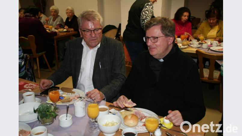 Ihre Meinungen tauschten beim Pfarreifrühstück in Poppenreuth Toni Siegert (links) und Stadtpfarrer Bernd Philipp (rechts) aus. Bild: fpoz