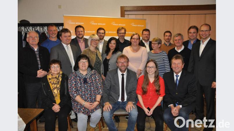 Landratskandidat Ely Eibisch (rechts) und Bürgermeisterkandidat Hermann Schraml (vorne, Mitte) gehen optimistisch ins kommunalpolitische Rennen. Bild: ak