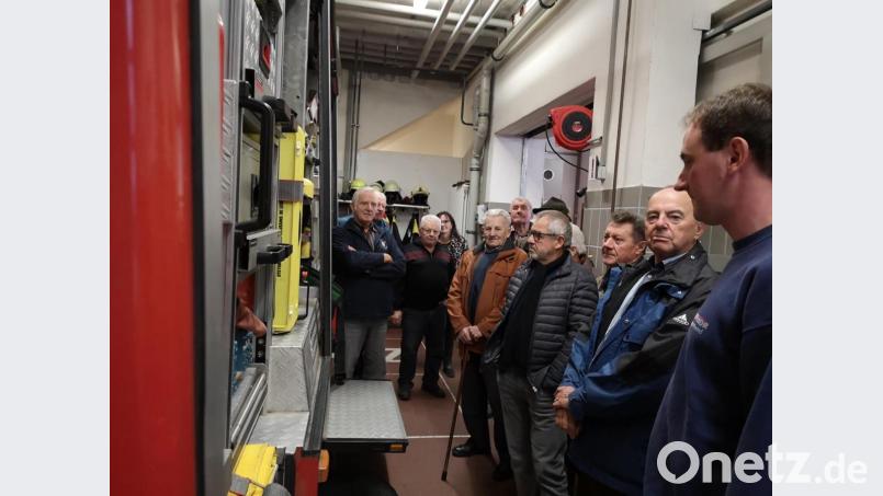 Vor zahlreichen interessierten Senioren präsentierten die Mitglieder der Freiwilligen Feuerwehr Pfreimd die umfangreiche Ausrüstung einer professionellen Rettungsorganisation. Bild: hir