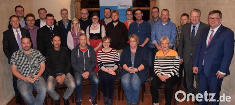Seine Kandidaten präsentierte der CSU-Ortsverband Schmidmühlen für die Kommunalwahl im nächsten Jahr. Die Liste führt Bürgermeister Peter Braun (rechts) an, der sich wieder um den Chefsessel im Rathaus bewirbt. Bild: bö