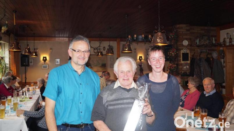 Das Bild zeigt von links Kirchenpfleger Thomas Kastner, Wolfgang Weidner und Sprecherin des Ortsgremiums Susanne Mutzbauer Bild: krs