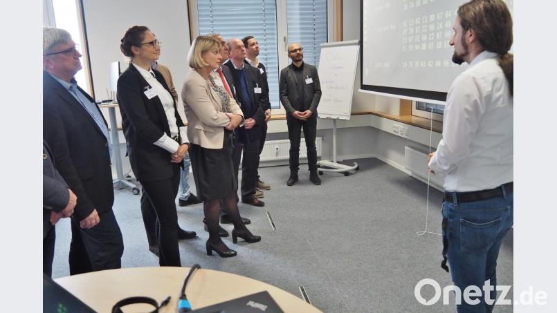 Mit nachdenklichen Gesichtern beobachten die Besucher die Hacking-Vorführungen von Lernlabor-Mitarbeiter Tilo Fischer. Bild: Bühner