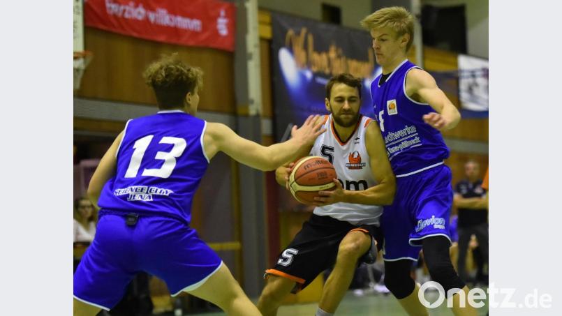 Tobias Merkl (Mitte) war beim klaren Heimsieg gegen Jena Topscorer der Neustädter Basketballer. Bild: A. Schwarzmeier