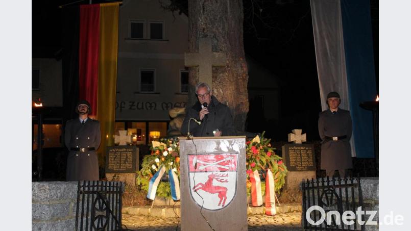 Am Kriegerdenkmal in Ebnath erinnerte Bürgermeister Manfred Kratzer an die Schrecken beiden Weltkriege. Bild: soj