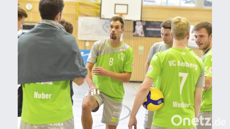 Spielertrainer David Fecko (Mitte) und seine Mannschaft müssen die Niederlage in Schwaig schnell abhaken und die Lehren daraus ziehen. Schon am kommenden Wochenende steht das nächste schwere Auswärtsspiel auf dem Programm. Bild: Hubert Ziegler