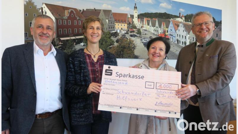 Bridge-Club-Präsidentin Gisela Lamprecht (Zweite von rechts) und Sportwart Hans Luger (links) überreichten Oberbürgermeister Andreas Feller (rechts) und der städtischen Angestellten Marion Feicht (Zweite von links) einen Scheck über 1000 Euro für das Schwandorfer Hilfswerk. Bild: Hirsch