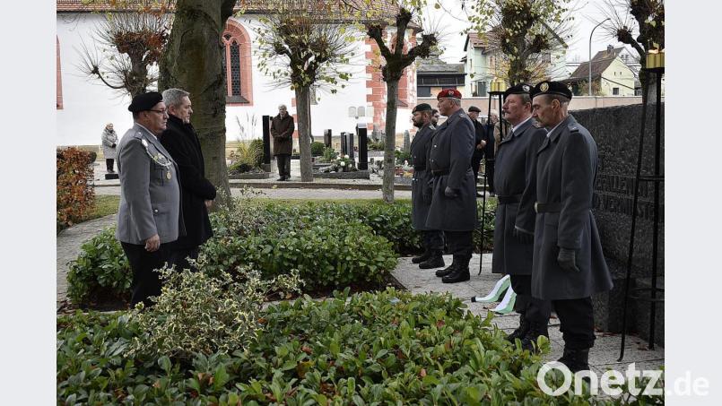 Bürgermeister Joachim Neuß (Zweiter von links) sprach bei den Feiern zum Volkstrauertag in Auerbach von einem &quot;Tag gegen das Vergessen&quot;, aber auch der &quot;bewussten Auseinandersetzung und des Warnens&quot;. Bild: sck